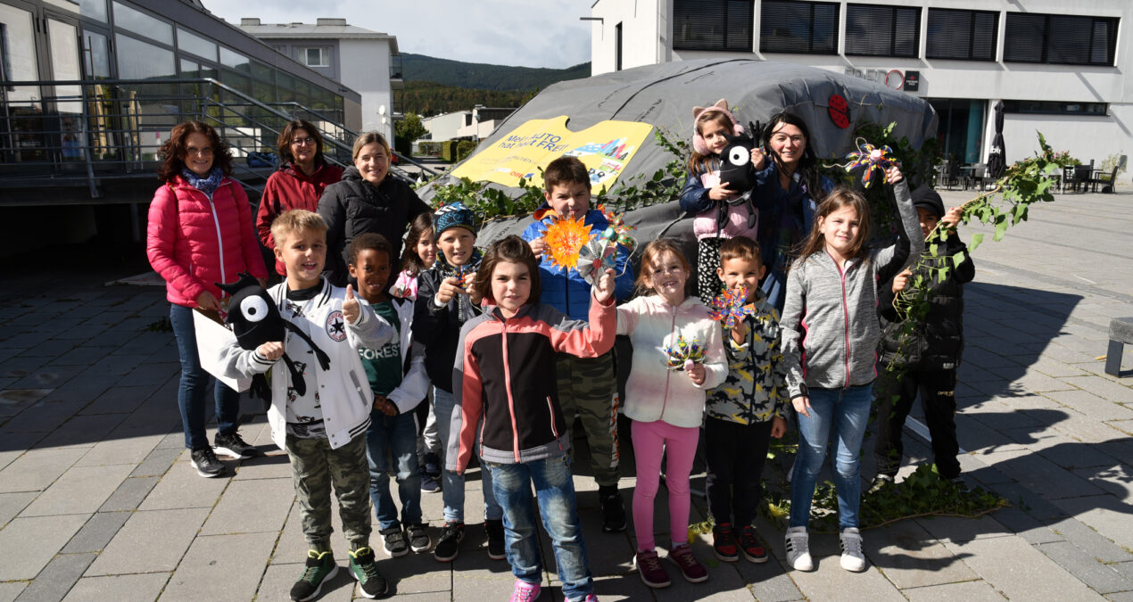 Aktion „Mein Auto hat heute frei“ – Ternitzer Hort-Schüler bringen Auto zum Erblühen